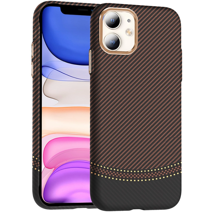 Apple iPhone 11 ile Uyumlu Kılıf MagSafe Şarj Özellikli Karbon Fiber Görünümlü Gros Kapak - Gold-Siyah