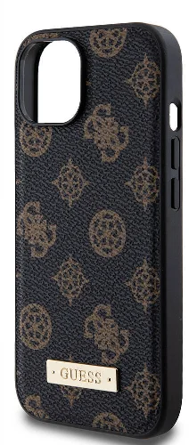 Apple iPhone 15 (6.1) Kılıf Guess Magsafe Şarj Özellikli PU Deri Desenli Metal Plaka Logolu Kapak - Siyah