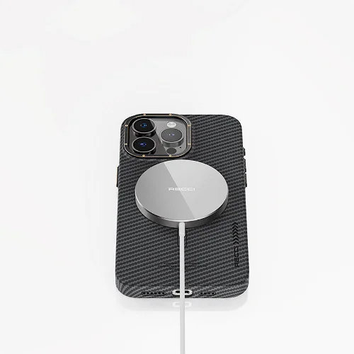 Apple iPhone 15 (6.1) Kılıf Recci Machinist Serisi Magsafe Şarj Özellikli Magnetik Karbon Kapak - Siyah