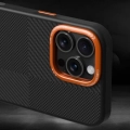 Apple iPhone 15 Pro (6.1)  Kılıf Magsafe Şarj Özellikli Karbon Fiber Görünümlü  Kamp Kapak - Turuncu