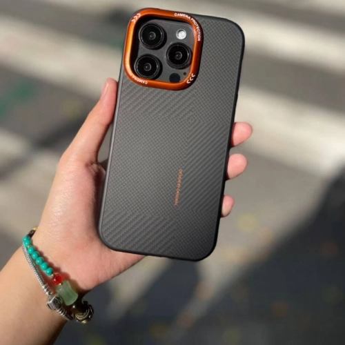 Apple iPhone 15 Pro (6.1) Kılıf Magsafe Şarj Özellikli Karbon Fiber Görünümlü Kamp Kapak - Turuncu