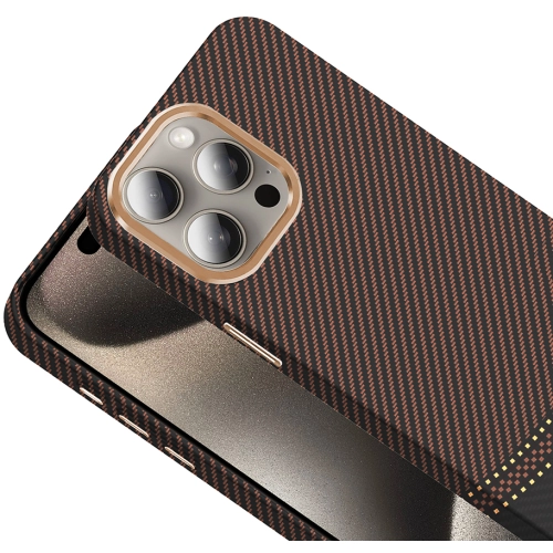 Apple iPhone 15 Pro (6.1) ile Uyumlu Kılıf MagSafe Şarj Özellikli Karbon Fiber Görünümlü Gros Kapak - Gold-Siyah