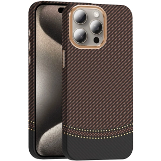 Apple iPhone 15 Pro (6.1) ile Uyumlu Kılıf MagSafe Şarj Özellikli Karbon Fiber Görünümlü Gros Kapak - Gold-Siyah