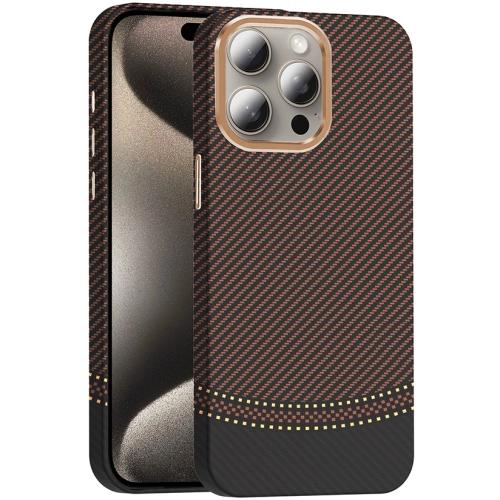 Apple iPhone 15 Pro (6.1) ile Uyumlu Kılıf MagSafe Şarj Özellikli Karbon Fiber Görünümlü Gros Kapak - Gold-Siyah