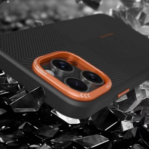 Apple iPhone 15 Pro Max (6.7)  Kılıf Magsafe Şarj Özellikli Karbon Fiber Görünümlü  Kamp Kapak - Turuncu