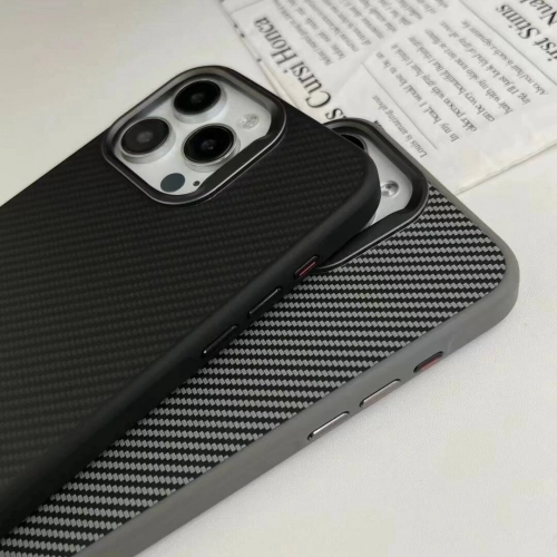 Apple iPhone 15 Pro Max (6.7) Kılıf Magsafe Şarj Özellikli Karbon Fiber Görünümlü TPU Zore Troy Kapak - Gümüş