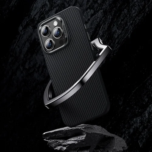 Apple iPhone 15 Pro Max Kılıf Karbon Fiber Magsafe Şarj Özellikli Benks Hybrid ArmorPro 600D Kevlar Kapak - Siyah