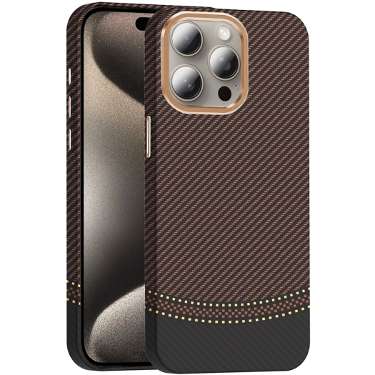 Apple iPhone 15 Pro Max (6.7) ile Uyumlu Kılıf MagSafe Şarj Özellikli Karbon Fiber Görünümlü Gros Kapak - Gold-Siyah