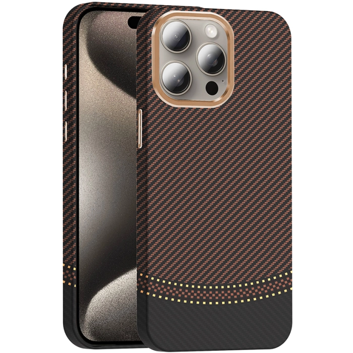 Apple iPhone 15 Pro Max (6.7) ile Uyumlu Kılıf MagSafe Şarj Özellikli Karbon Fiber Görünümlü Gros Kapak - Gold-Siyah