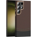 Samsung Galaxy S23 Ultra ile Uyumlu Kılıf MagSafe Şarj Özellikli Karbon Fiber Görünümlü Gros Kapak - Gold-Siyah